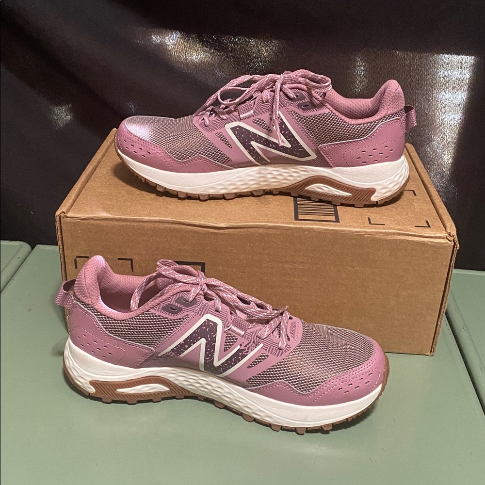 NWOB New Balance Comfort Insert Purple, lavender Tennis Shoes 8 1/2
